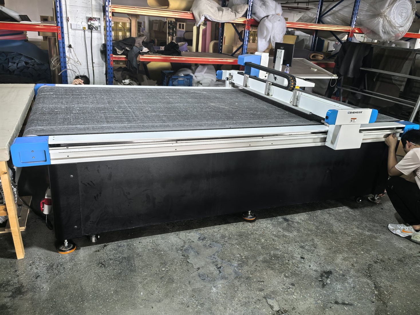 Automatic leather cutting machine
